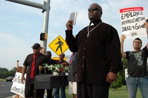 Mock Funeral & Double Demos Mark Year Without Contract at Verizon